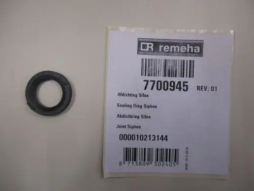 Schwarzer Abdichtring für Sifon von Remeha, neben einem weißen Etikett mit Artikelnummer 7700945 und den Bezeichnungen: Sealing Ring Siphon, Joint Siphon.